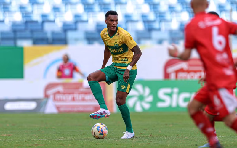 Cuiabá cobra mais de R$ 6 milhões do Sport por atraso na compra de Matheus Alexandre