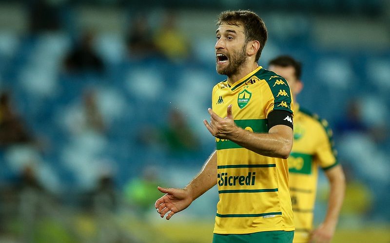‘Não aparecemos pro jogo’, dispara capitão após Cuiabá vacilar contra o Operário