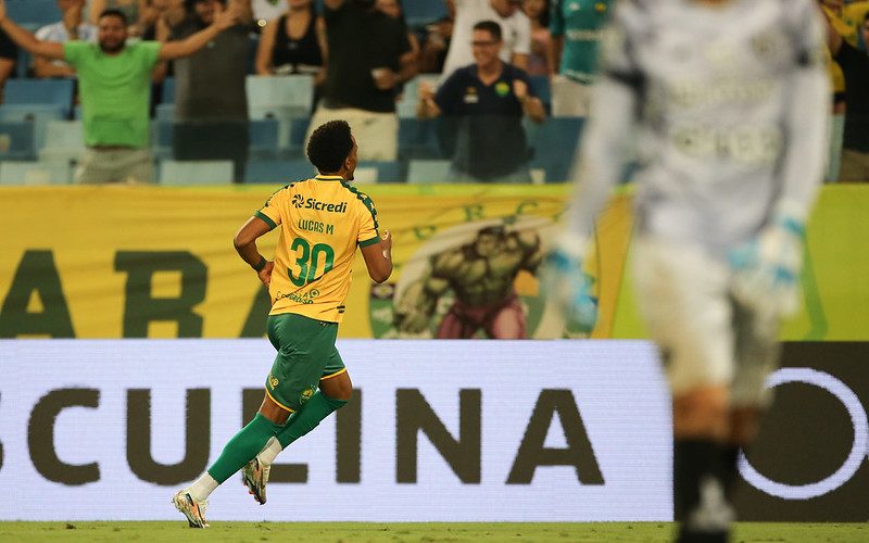 No embalo do ‘novo Dourado’, Cuiabá domina e despacha o lanterna Paysandu