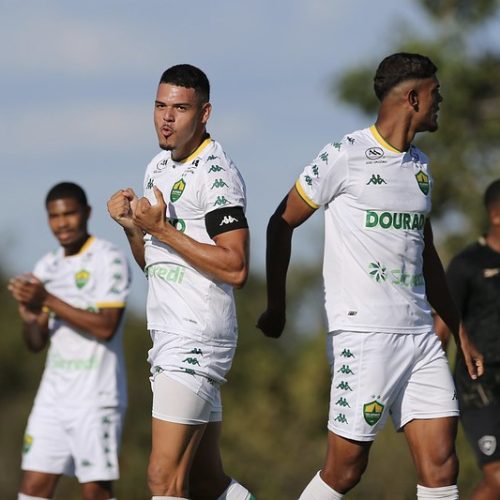 Cuiabá aplica goleada no Botafogo, deixa o Z-4 do Sub-20 e mira confronto direto com o Fluminense