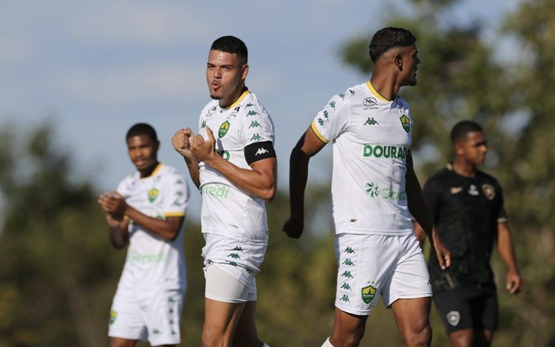 Cuiabá aplica goleada no Botafogo, deixa o Z-4 do Sub-20 e mira confronto direto com o Fluminense