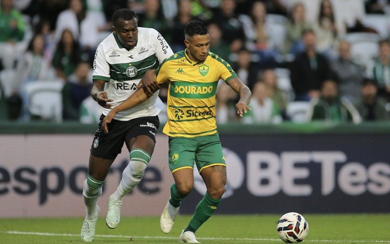 Sem resposta para desfalques, Cuiabá cai para o Coritiba e estaciona na tabela