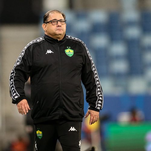 Três volantes, três derrotas e uma resposta que pegou mal: Guto já balança no cargo?