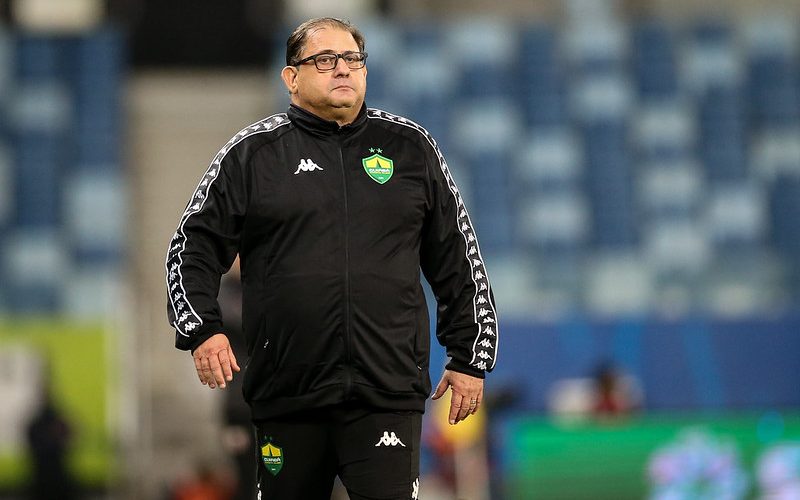 Três volantes, três derrotas e uma resposta que pegou mal: Guto já balança no cargo?