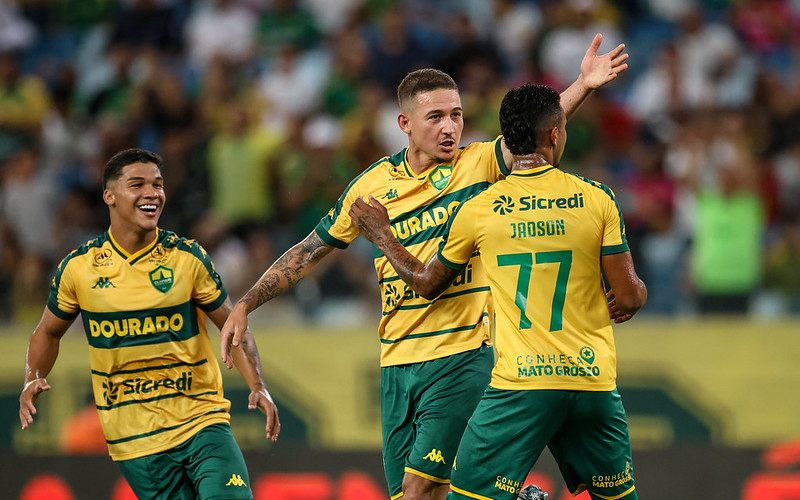 Safira brilha, Carlos Alberto estreia com gol e Cuiabá vira pra cima do Amazonas para encerrar seca na Série B
