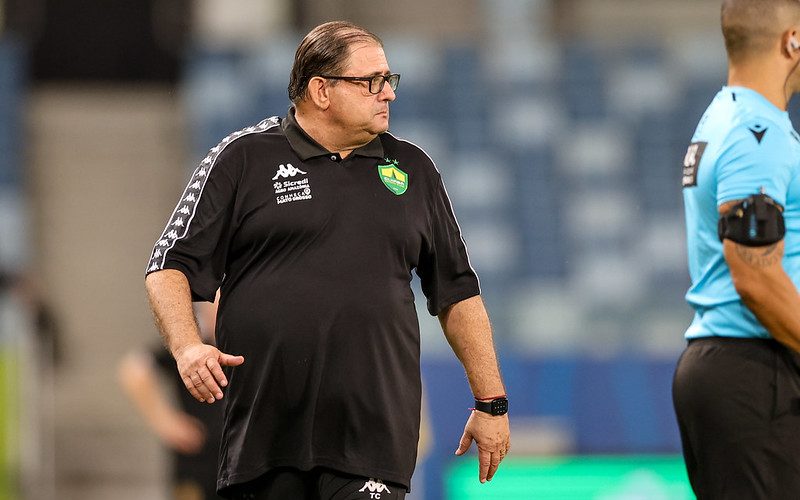 “O mais importante é o que cada um tem pra entregar”, diz Guto sobre troca entre Carlos Alberto e Derik Lacerda