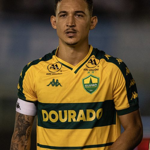 De volta antes do previsto? Safira treina com bola e pode reforçar o Cuiabá na reta final da Série B