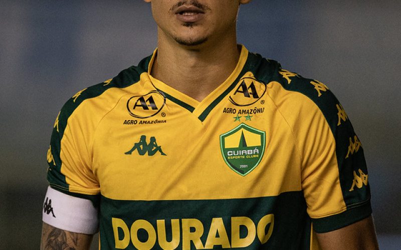De volta antes do previsto? Safira treina com bola e pode reforçar o Cuiabá na reta final da Série B