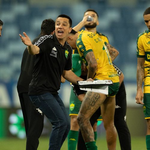 “Ainda buscamos um time titular”, afirma Eduardo Barros após empate do Cuiabá