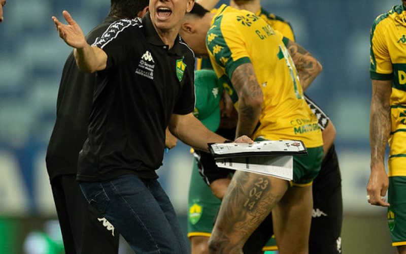 “Ainda buscamos um time titular”, afirma Eduardo Barros após empate do Cuiabá