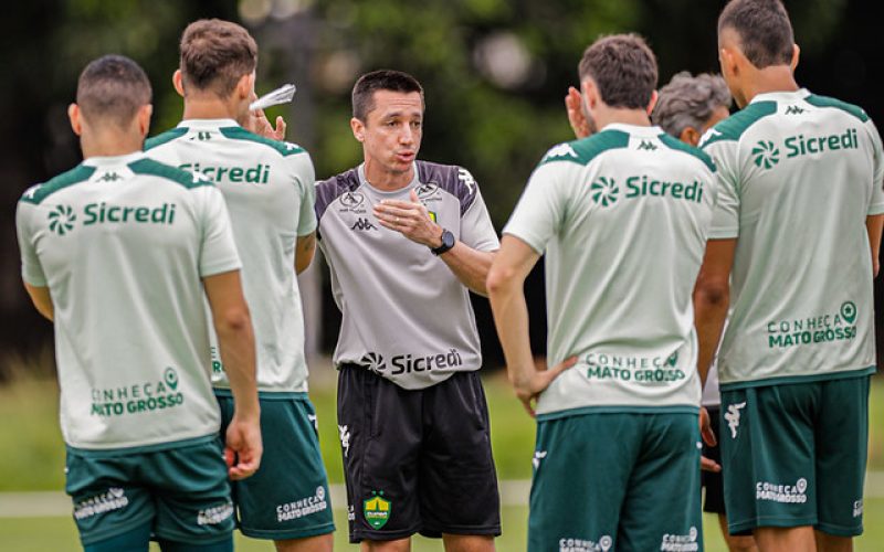 Fica! Cuiabá confirma Barros e mantém projeto para 2026
