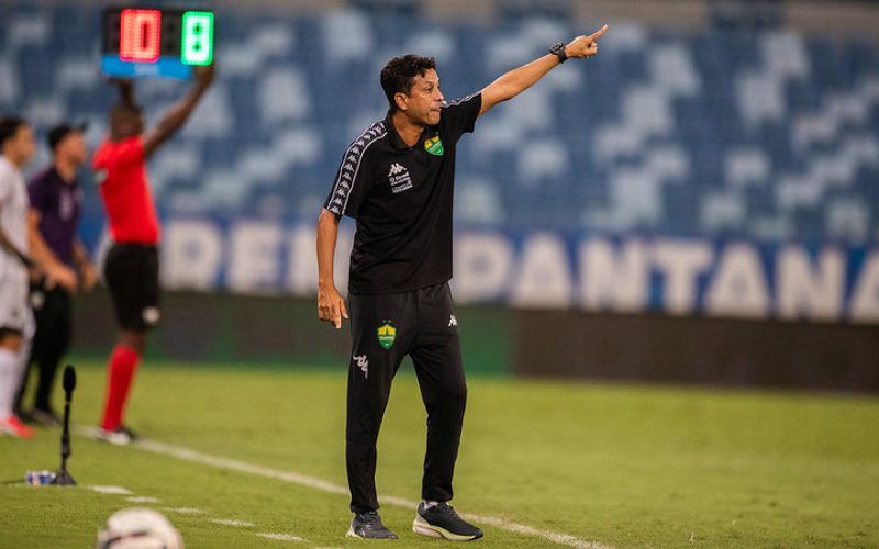 “Faltou concluir as jogadas”: auxiliar do Cuiabá analisa derrota para o Ceará