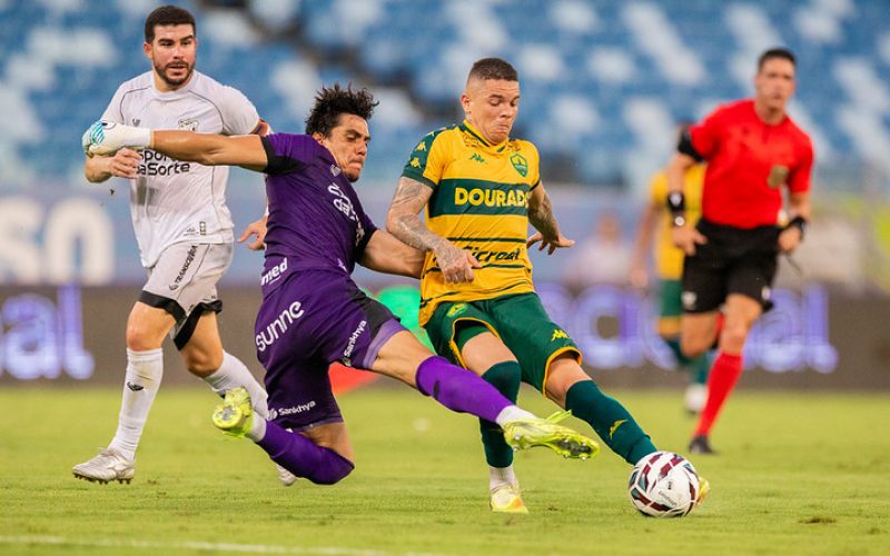 Pressionado, Cuiabá encara Ceará em duelo direto e busca fim de tabu