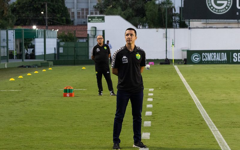 STJD suspende Eduardo Barros por dois jogos após confusão com Carpini; técnico desfalca Cuiabá contra o Novorizontino