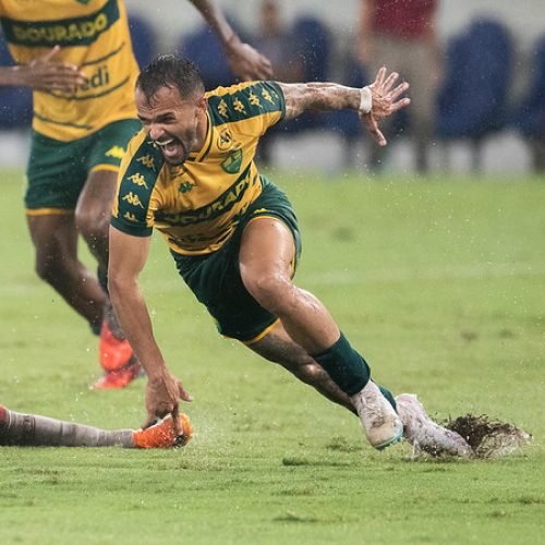 Dourado joga melhor, mas falha defensiva custa vitória diante do Botafogo-SP