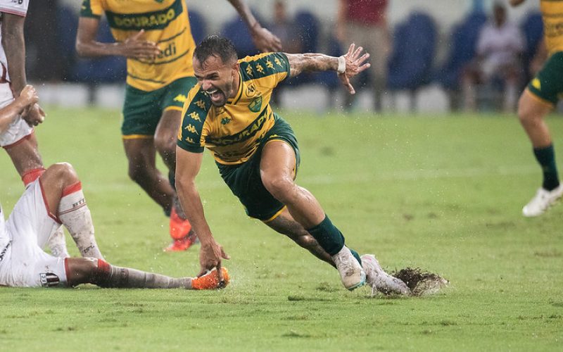 Dourado joga melhor, mas falha defensiva custa vitória diante do Botafogo-SP