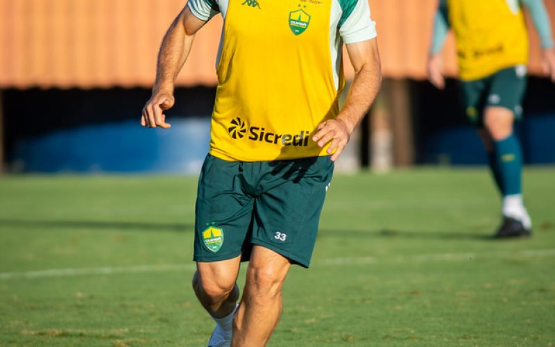 Empereur está de volta? Veja quando o zagueiro volta a jogar pelo Cuiabá