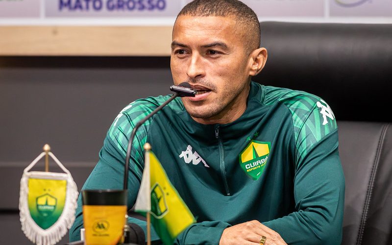 “Temos que ganhar dentro e fora de casa”, diz Nino Paraíba sobre momento do Cuiabá na Série B
