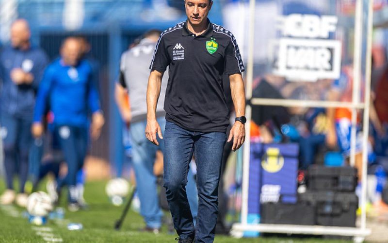 Eduardo Barros completa um ano no comando do Cuiabá entre os técnicos mais longevos do país