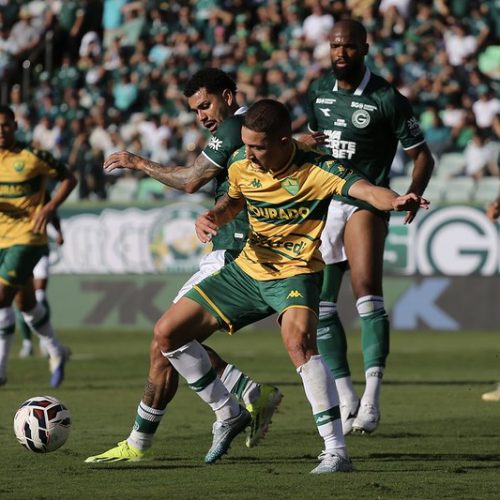 Dourado sente o peso da expulsão e vê Goiás aproveitar em casa