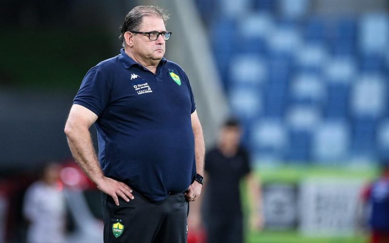 Guto Ferreira explica ausência de Bruno Alves e destaca importância da rotatividade no elenco