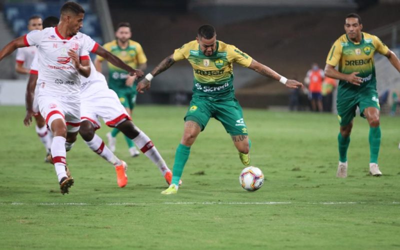 Náutico chega embalado para duelo contra o Cuiabá após goleada e domínio na seleção da rodada