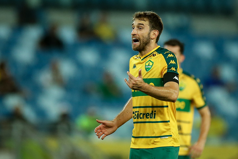 ‘Não aparecemos pro jogo’, dispara capitão após Cuiabá vacilar contra o Operário
