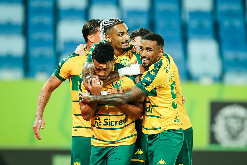 Lei do Ex, expulsão e desabafo: ‘Vitória pra resgatar a confiança’, diz Empereur após triunfo do Dourado