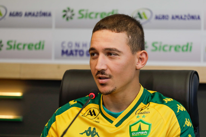 Safira é apresentado oficialmente pelo Cuiabá e destaca vontade de contribuir com o grupo