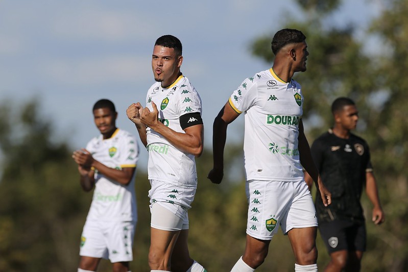 Cuiabá aplica goleada no Botafogo, deixa o Z-4 do Sub-20 e mira confronto direto com o Fluminense