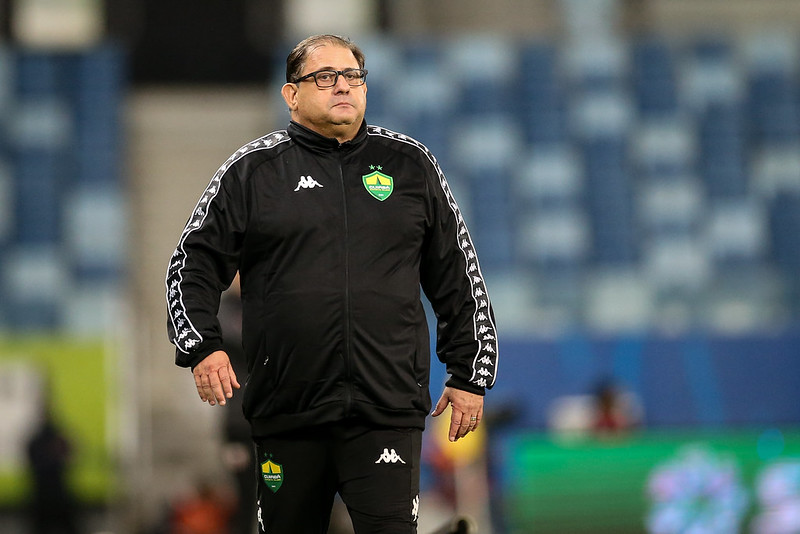 Três volantes, três derrotas e uma resposta que pegou mal: Guto já balança no cargo?