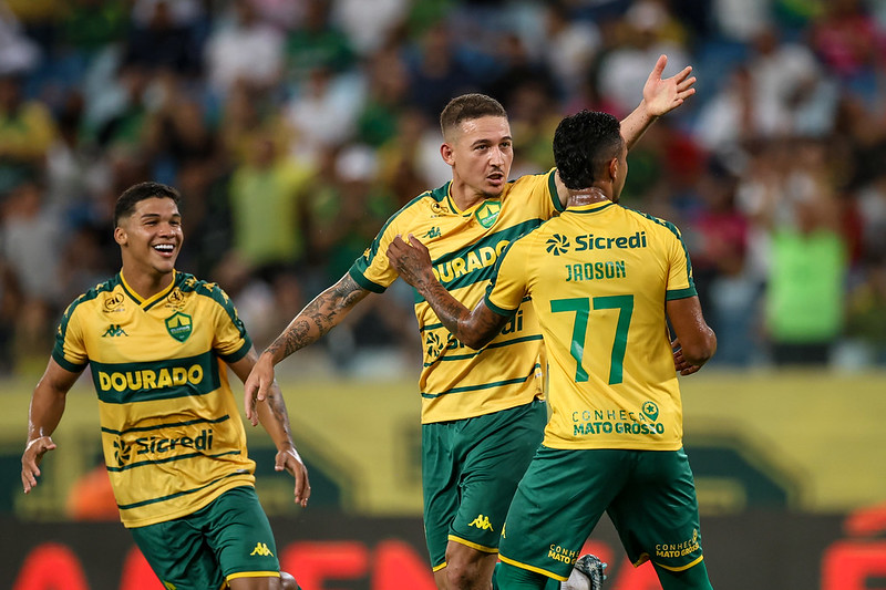 Safira brilha, Carlos Alberto estreia com gol e Cuiabá vira pra cima do Amazonas para encerrar seca na Série B