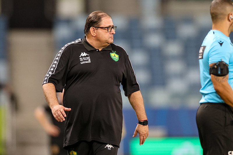 “O mais importante é o que cada um tem pra entregar”, diz Guto sobre troca entre Carlos Alberto e Derik Lacerda