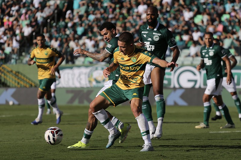 Dourado sente o peso da expulsão e vê Goiás aproveitar em casa