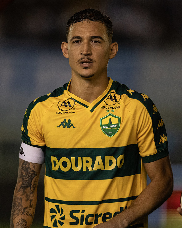 De volta antes do previsto? Safira treina com bola e pode reforçar o Cuiabá na reta final da Série B