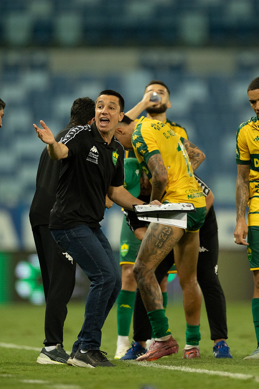 “Não competimos em nenhum momento”: Eduardo Barros lamenta pior jogo do Cuiabá na Série B