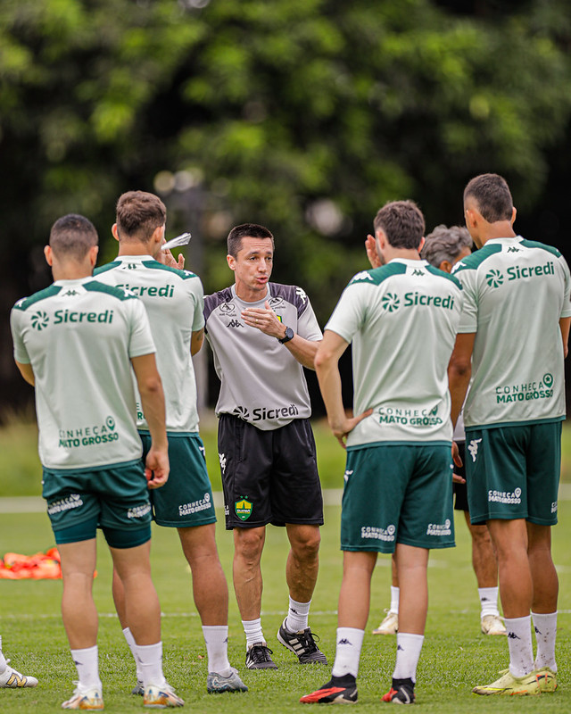 Fica! Cuiabá confirma Barros e mantém projeto para 2026