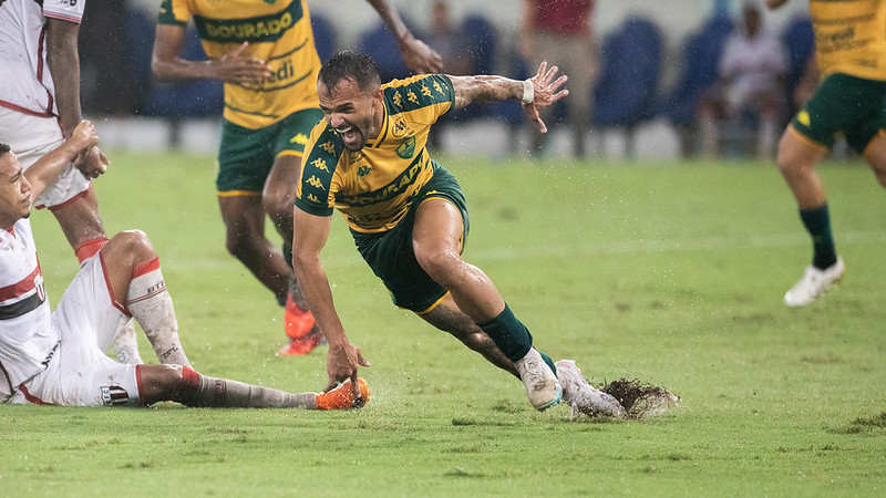 Dourado joga melhor, mas falha defensiva custa vitória diante do Botafogo-SP