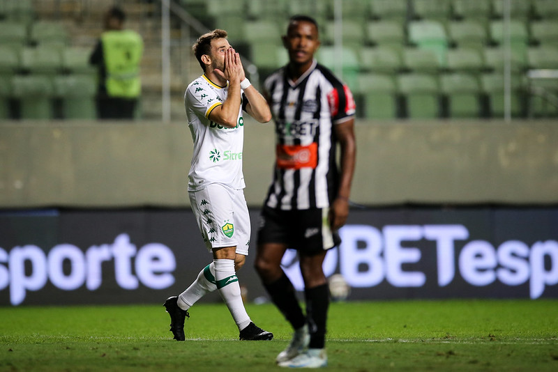Separados por um ponto, Cuiabá encara o Athletic-MG fora de casa para se afastar do Z-4