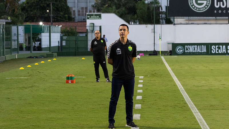 STJD suspende Eduardo Barros por dois jogos após confusão com Carpini; técnico desfalca Cuiabá contra o Novorizontino