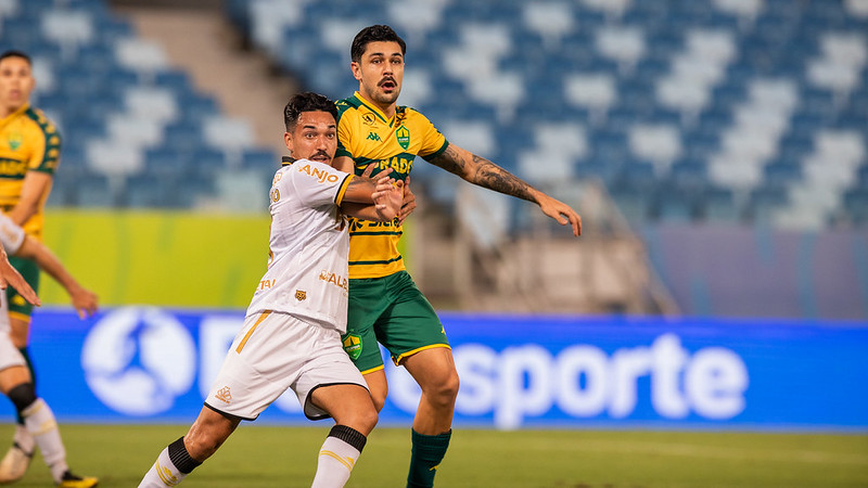 Roteiro cruel: Cuiabá domina, mas sofre empate do Criciúma no último lance