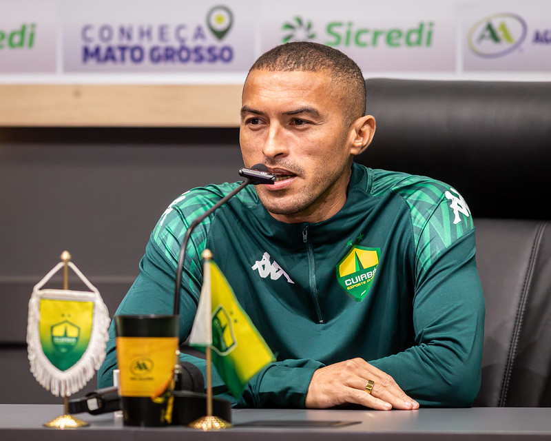 “Temos que ganhar dentro e fora de casa”, diz Nino Paraíba sobre momento do Cuiabá na Série B