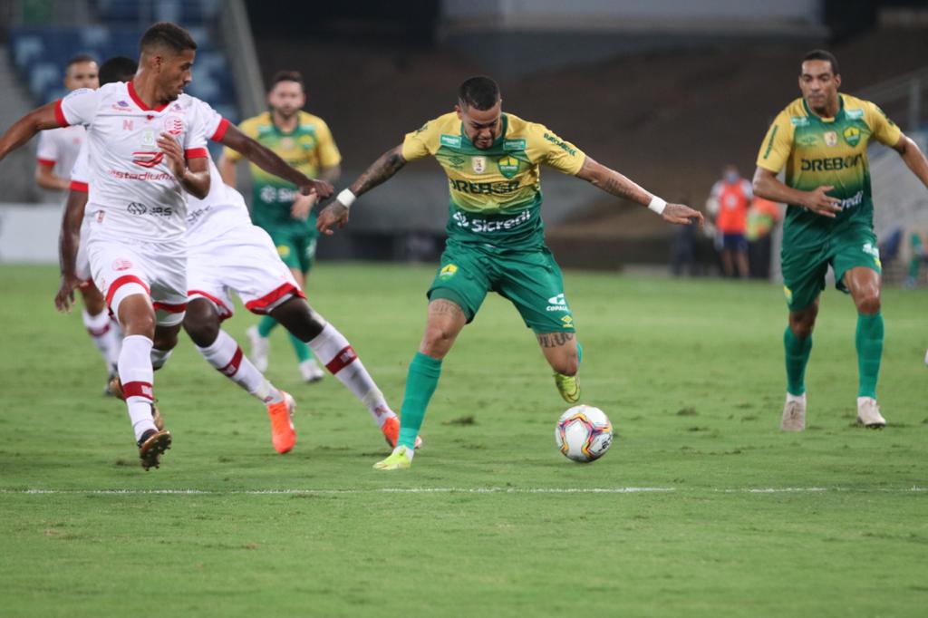 Náutico chega embalado para duelo contra o Cuiabá após goleada e domínio na seleção da rodada