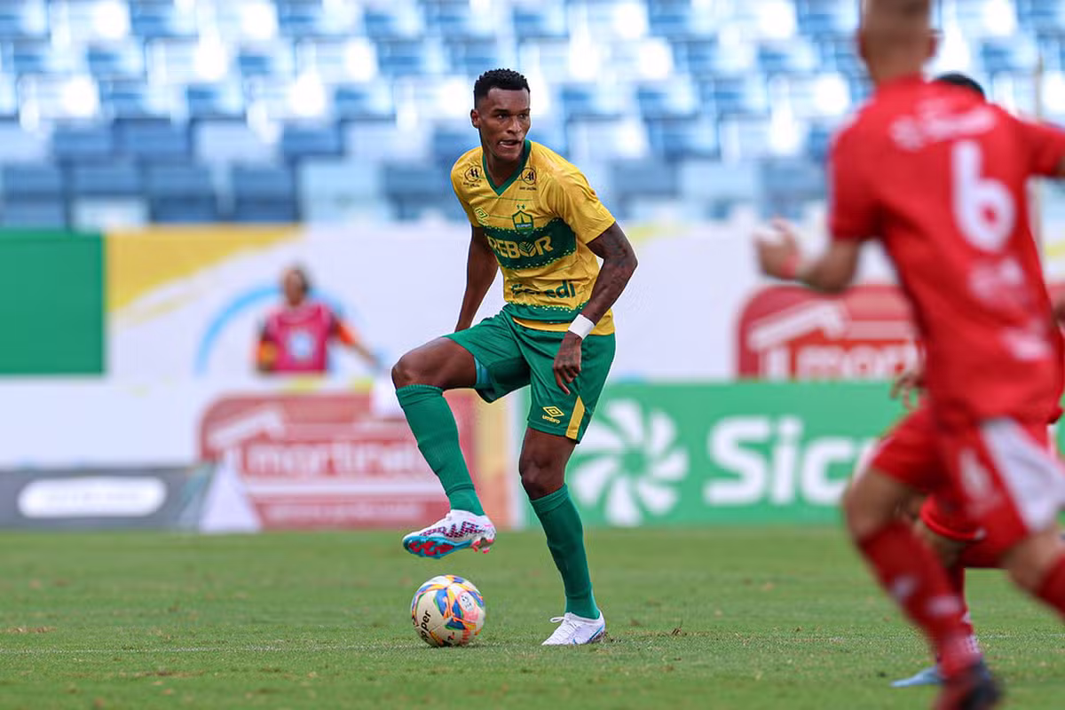 Cuiabá cobra mais de R$ 6 milhões do Sport por atraso na compra de Matheus Alexandre