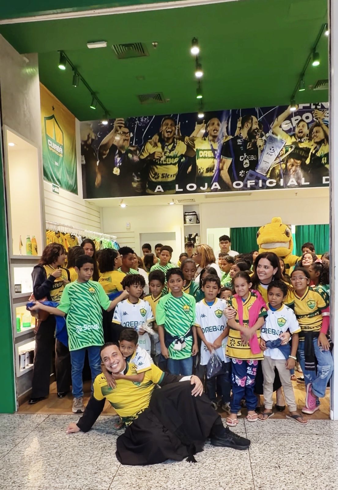 Após viralizar na Arena Pantanal, padre Tony vê sonho de 100 crianças se tornar realidade com apoio do Cuiabá