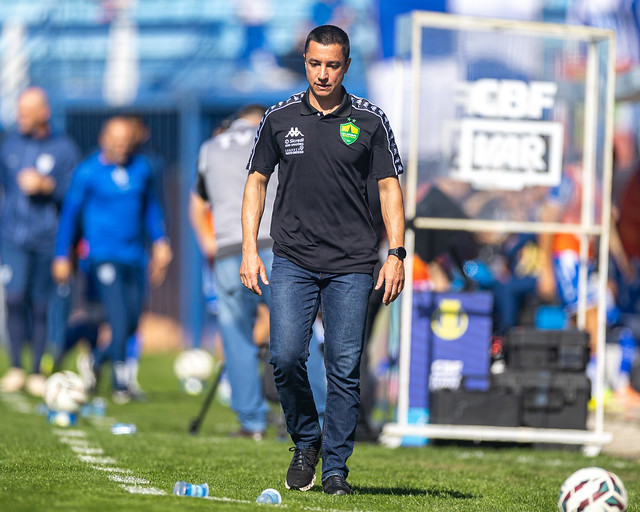 Eduardo Barros completa um ano no comando do Cuiabá entre os técnicos mais longevos do país